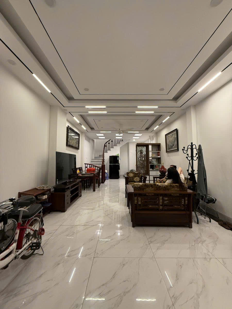 Bán nhà mặt phố Hoàng Cầu 54m² mặt tiền 5.6m - Vị trí đắc địa, giá 28 tỷ