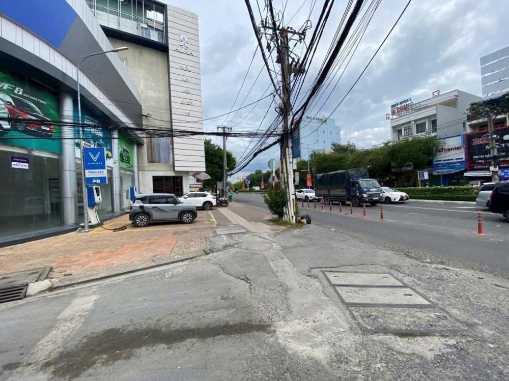 Cho thuê mặt bằng showroom 1400m² đường 30/4, Quận Ninh Kiều - Vị trí đắc địa, thuận lợi kinh doanh