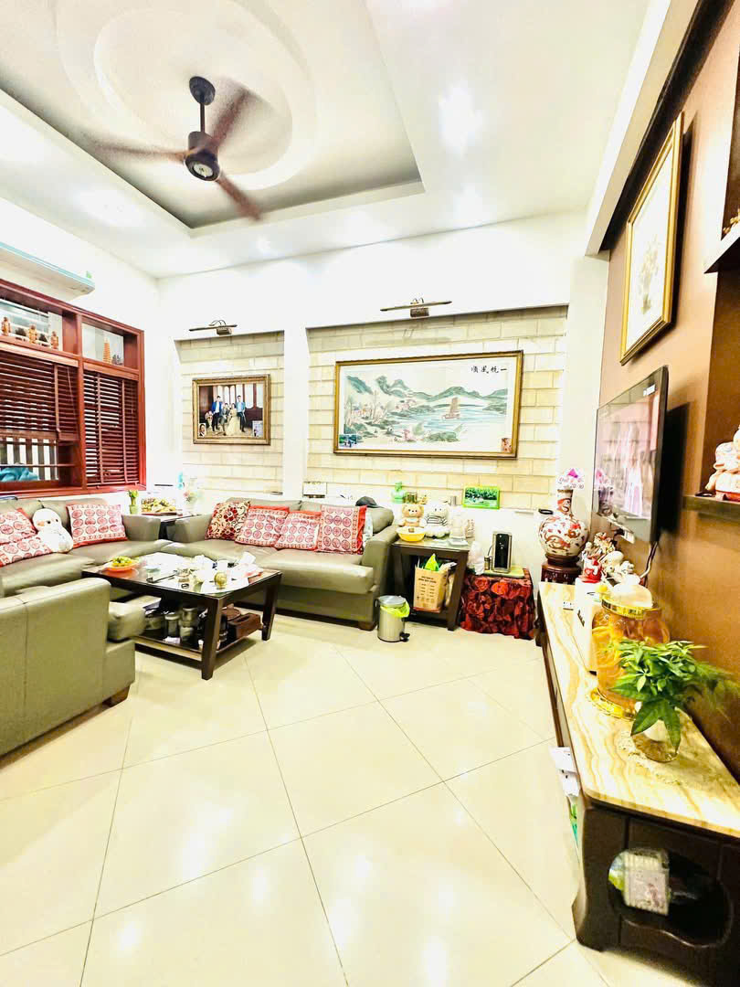 Nhà phố Hoàng Quốc Việt 96m² giá 34 tỷ - Mặt tiền 10m, kinh doanh đỉnh cao!