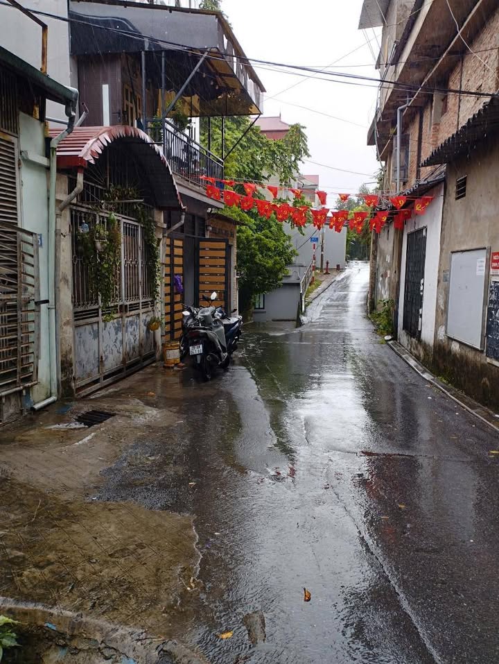 Nhà 3 tầng ngõ 2 Ngọc Thụy, 47m² giá 5.5 tỷ - Vị trí đẹp, tiện ích đa dạng!