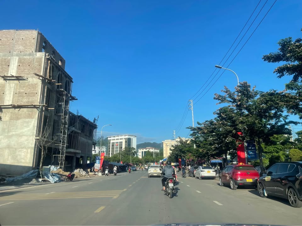 Đất PHỐ ĐI BỘ SẦM UẤT Sơn La 62.8m² giá 1 tỷ - Ô tô đỗ tận cửa!