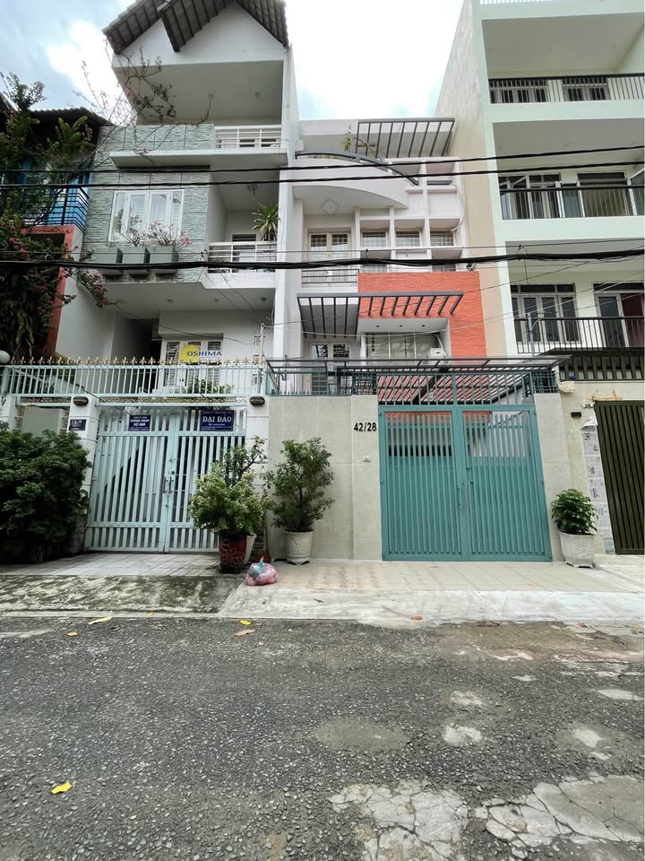 Nhà riêng Tân Bình 100m² giá thỏa thuận - Hẻm xe tải thoải mái