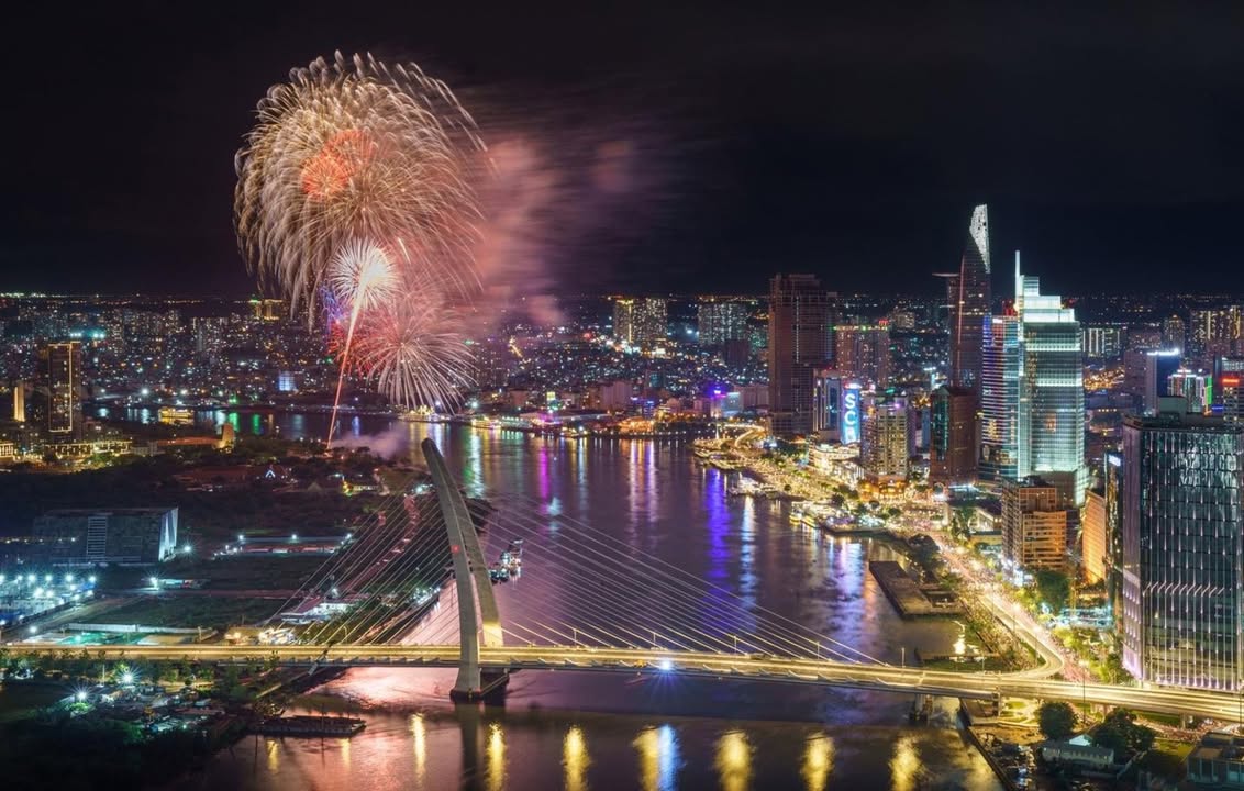 Căn hộ 2PN Vinhomes Golden River Quận 1 giá 40.8 triệu - View sông tuyệt đẹp!