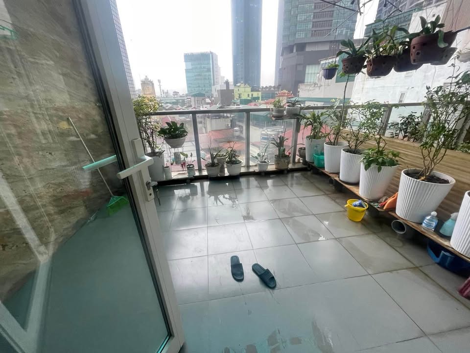 Nhà mặt ngõ đường Cầu Giấy 147m² giá 44.5 tỷ - Lô góc thang máy, kinh doanh tốt!