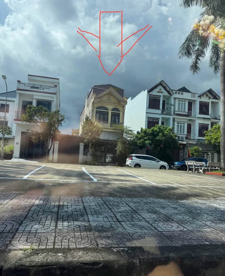 Nhà phố Nguyễn Chi Phương, Móng Cái 90m² giá 3 tỷ - Gần công viên thoáng mát!