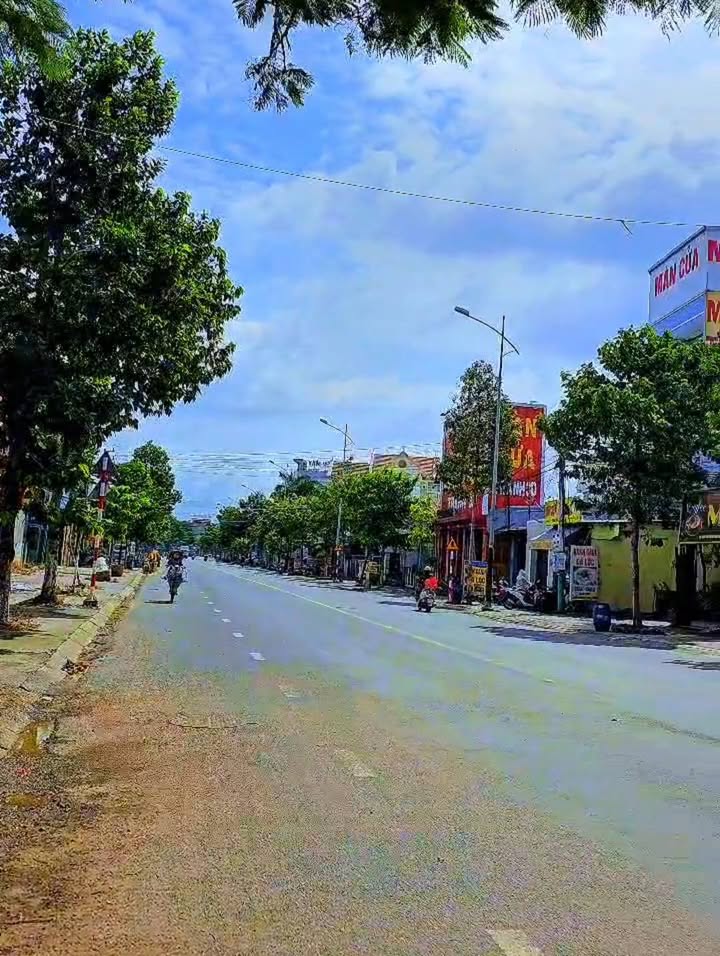 Bán gấp nhà mặt tiền Nguyễn Thị Minh Khai, Dĩ An 82m² - Kinh doanh đa ngành nghề!