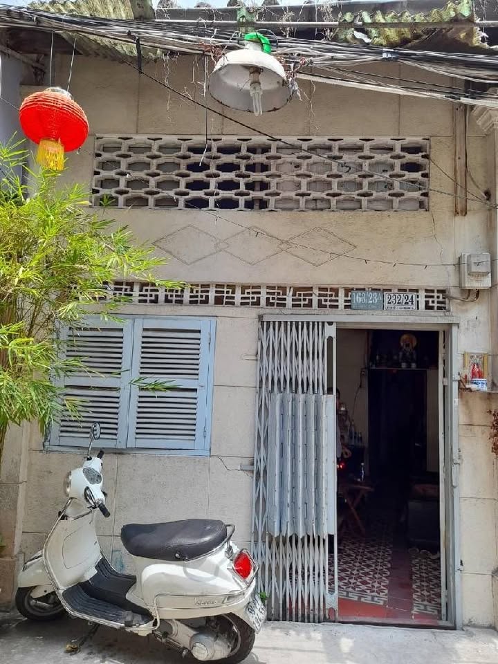 Nhà cũ tiện xây mới 5 tầng Võ Văn Kiệt Quận 1 giá 6.95 tỷ - Vị trí đắc địa, sổ đỏ chính chủ!