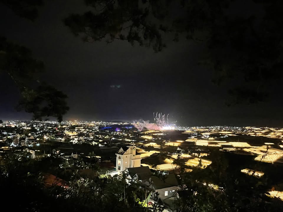 Khách sạn mặt tiền Hùng Vương, Đà Lạt 250m² giá 30 tỷ - View phố lung linh thu hút khách!