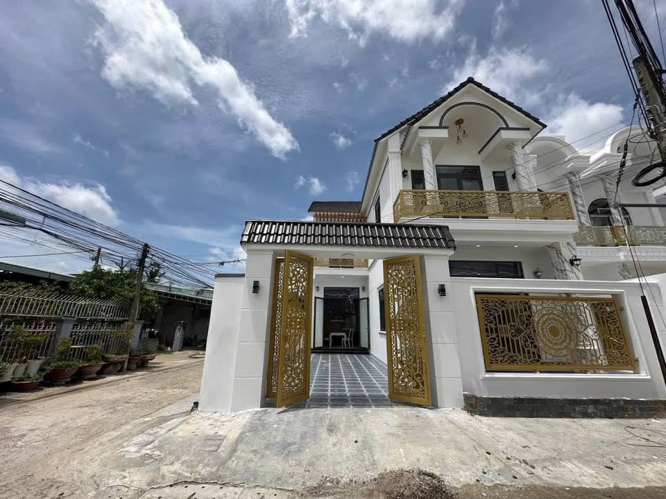 Nhà lầu đúc 2 mặt tiền tại Tây Ninh 144m² giá 4.2 tỷ - Không gian sống lý tưởng!