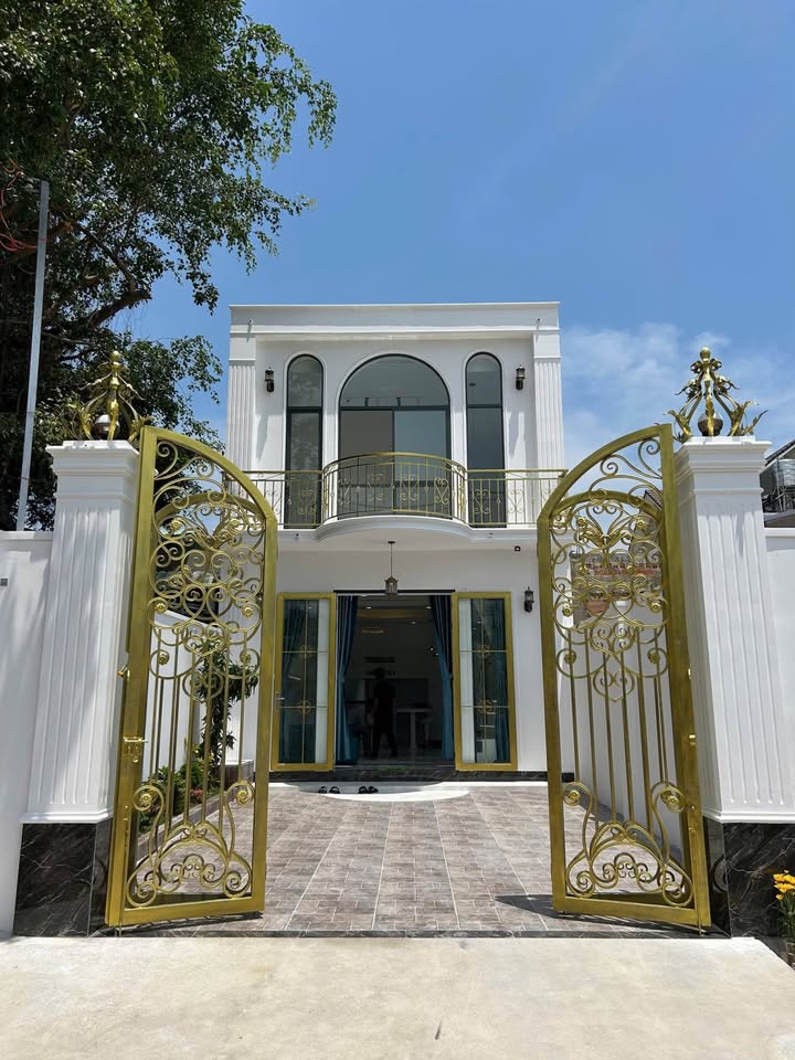 Nhà lầu đẹp 2 tầng tại Hòa Thành, 142.5m², giá chỉ 2.45 tỷ - Định cư lâu dài lý tưởng!