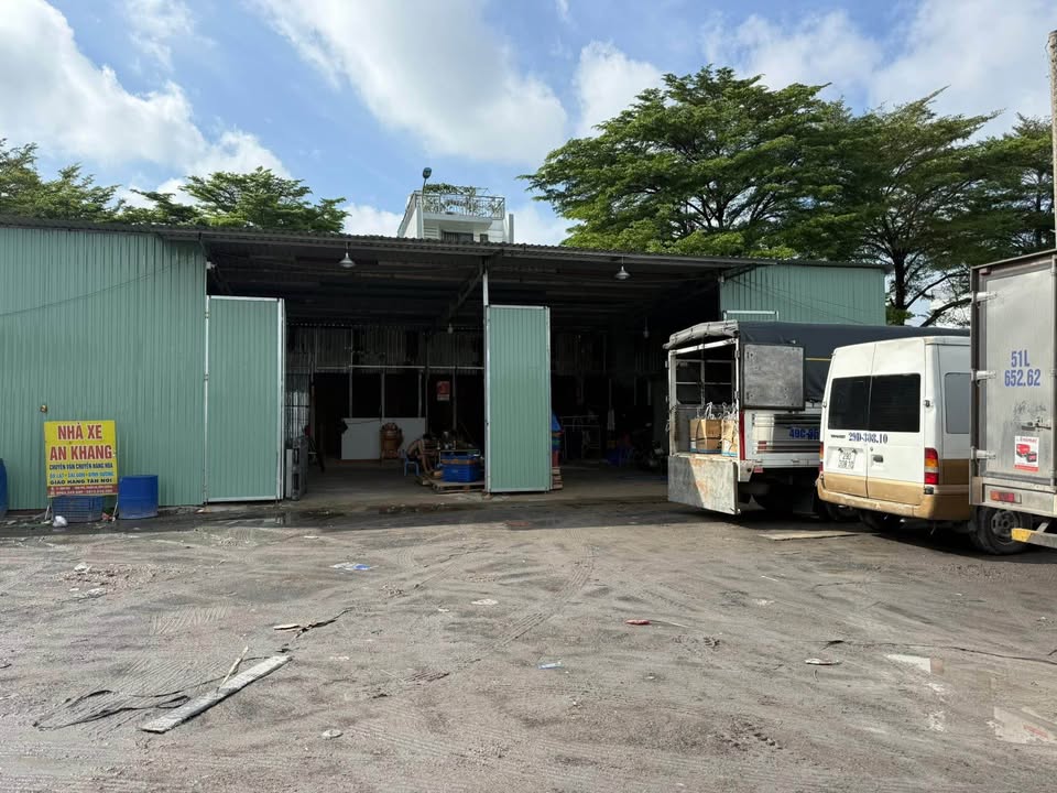 Kho cho thuê tại Lê Thị Riêng, Quận 12, 300m² giá 12 triệu - Đường tải 10 tấn!