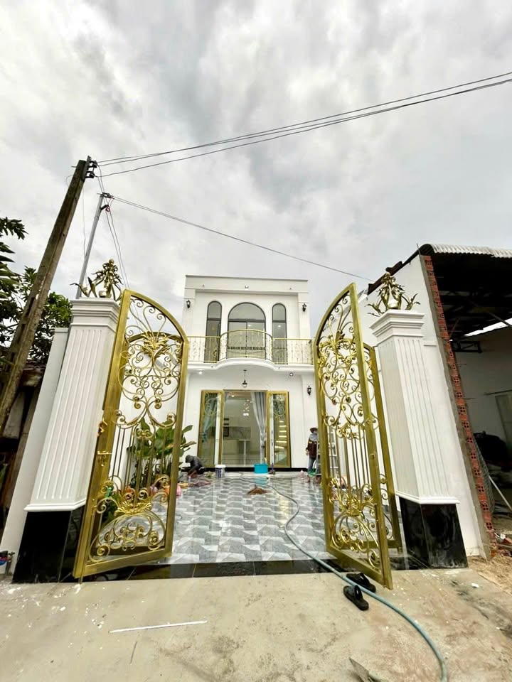 Nhà lầu mới hoàn thiện tại KP Long Kim, Tây Ninh - 3 phòng ngủ, hồ bơi mini, chỉ 2.45 tỷ!