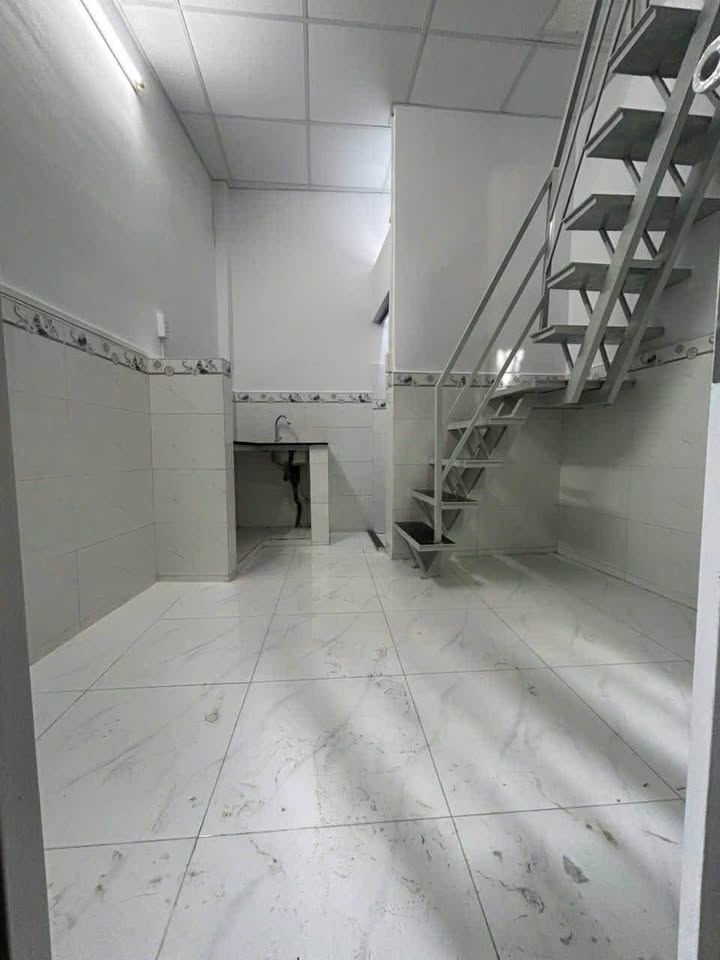 Nhà hẻm Lò Gốm, Quận 6, 9m² giá 1.28 tỷ - Sổ hồng riêng, hướng Đông!