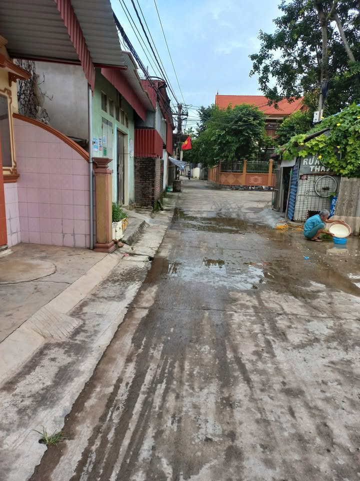 Nhà ở xã Lạc Long, Kinh Môn 115m² giá 3.2 tỷ - Sổ hồng chính chủ, đối diện sân bóng