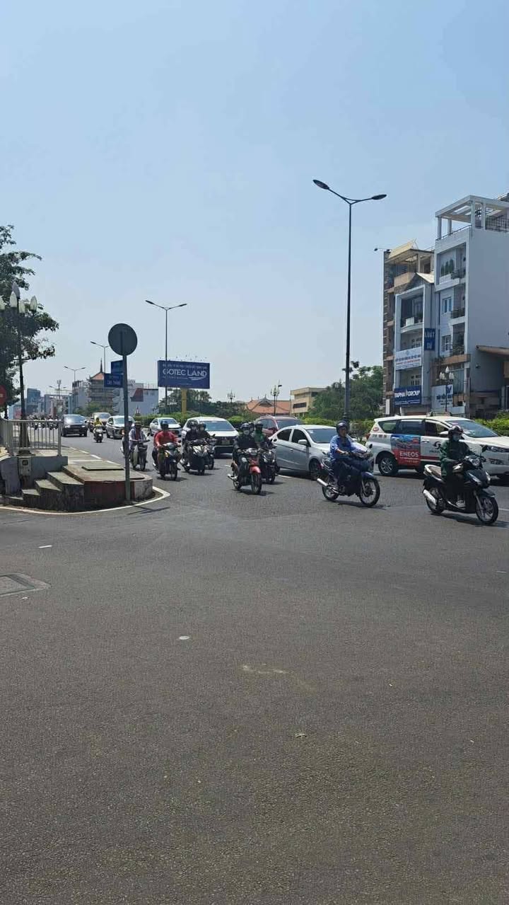 Nhà Phố Mặt Tiền Đường Cao Thắng, Phú Nhuận 25m² giá 3.95 tỷ - Vị trí kinh doanh đắc địa!