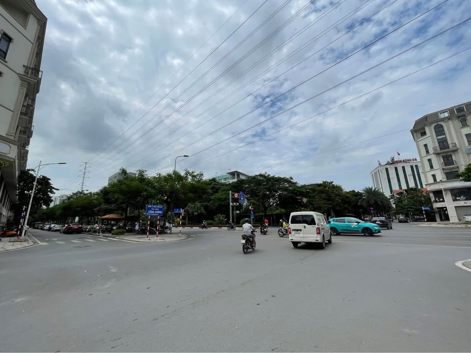 Cho thuê văn phòng 7 tầng đường Vạn Phúc - Nội thất hiện đại, giá tốt