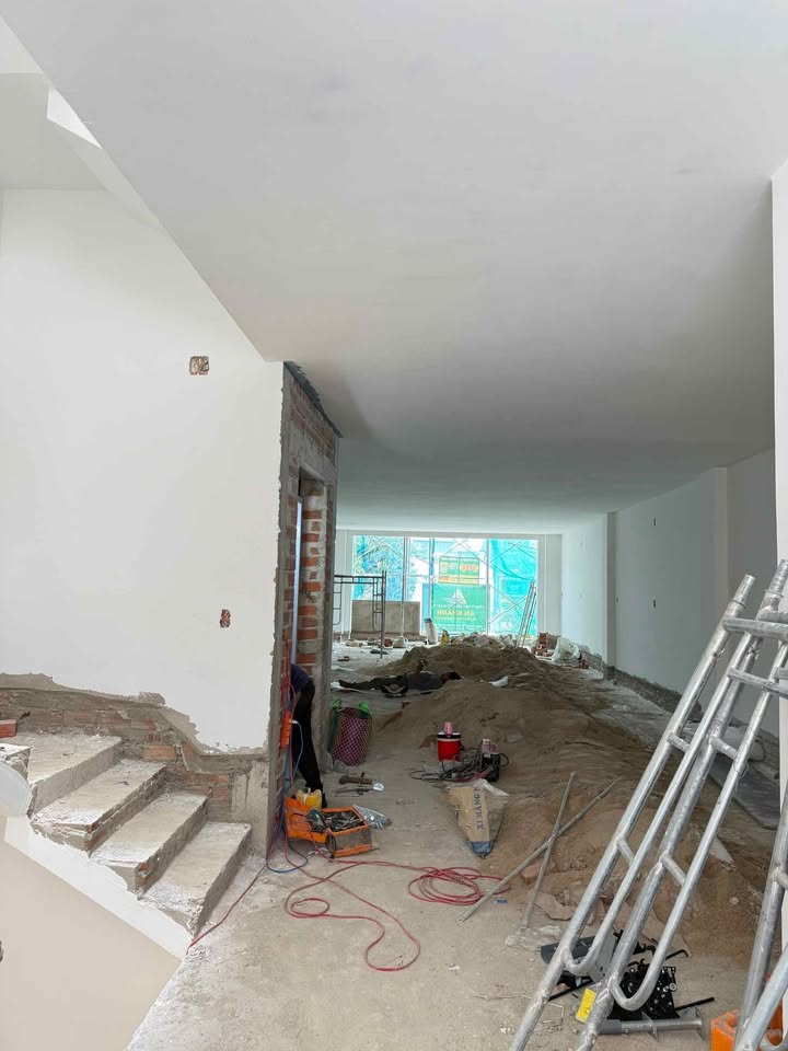 Nhà cho thuê 3 tầng mặt tiền đường Thích Quảng Đức, Nha Trang 500m² giá 45 triệu/tháng - Hợp đồng lâu dài!