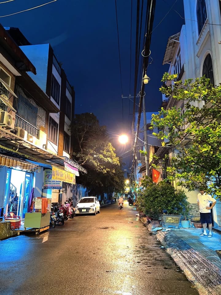 Nhà 4 Tầng Lê Văn Quới Tân Phú 110m² giá 7 tỷ - Hẻm Xe Hơi Thông Thoáng!