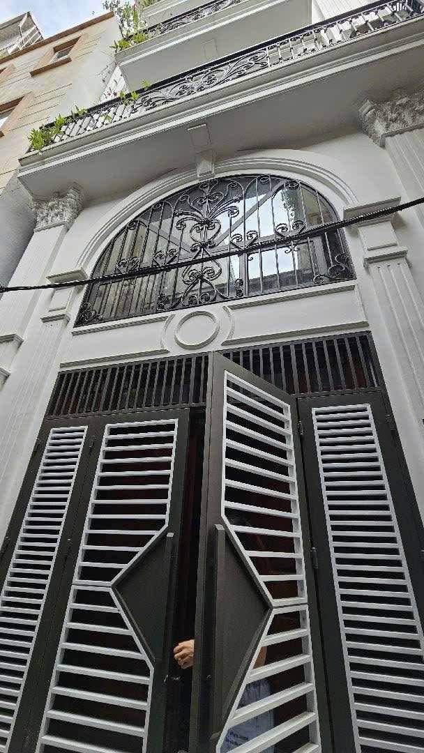 Nhà đẹp Thạch Bàn Long Biên 42m² giá 8.66 tỷ - Ô tô đỗ cửa, thiết kế hiện đại!