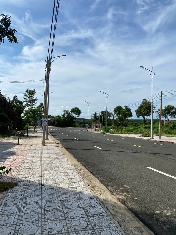 Nhà TDC Tân Phú Đồng Xoài 150m² giá 4.8 tỷ - Sân ô tô thoải mái!