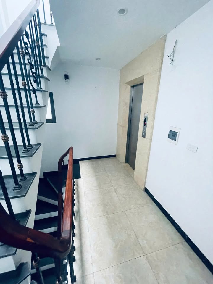 Nhà riêng cho thuê ngõ Nguyễn Ngọc Vũ, Cầu Giấy 50m² giá 31 triệu - Thang máy lô góc thoáng mát!