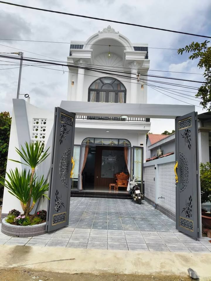 Nhà Lầu Tường 115m² giá 2.25 tỷ - Thiết kế Tân Cổ Điển sang trọng!