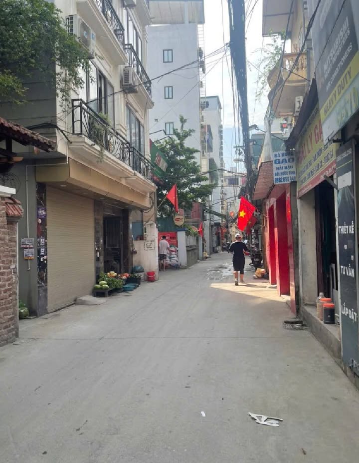 Nhà riêng 2 tầng tại Định Công, Hoàng Mai 74m² giá 9 tỷ - Vị trí đẹp, xe 3 gác qua cửa!