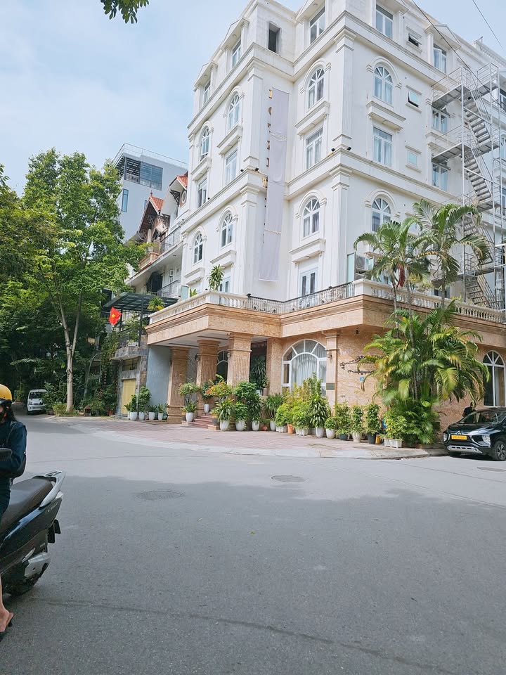 Mặt phố Hoàng Quốc Việt 80m² giá 43 tỷ - Lô góc siêu thoáng, kinh doanh đỉnh cao!