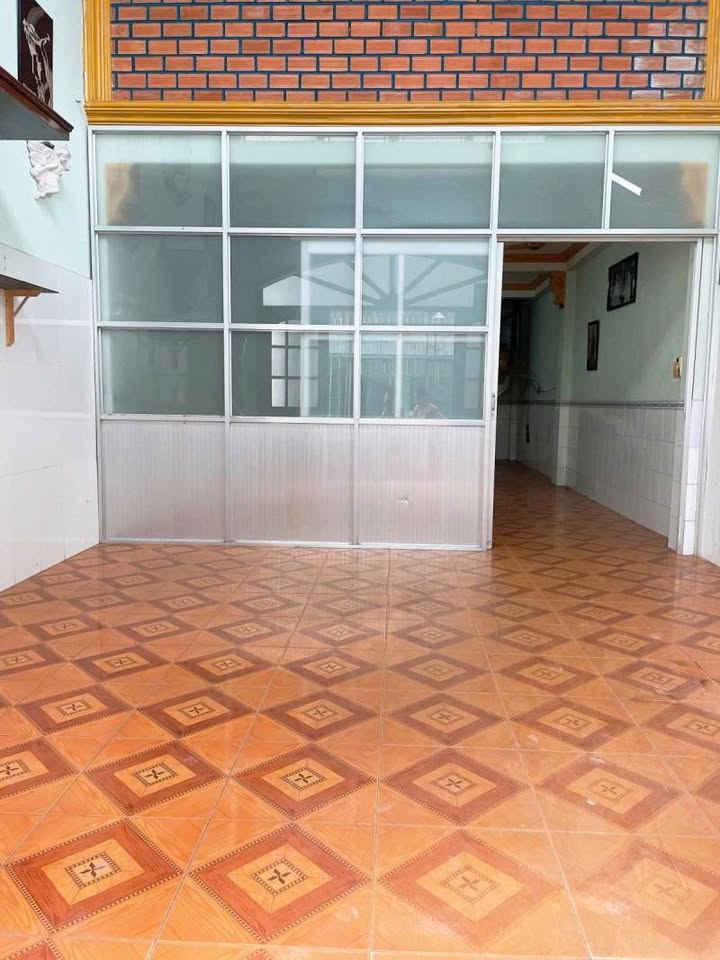 Nhà riêng Lạc Long Quân, Tân Bình 86m² giá 4.3 tỷ - Vị trí đắc địa, tiện ích đầy đủ!