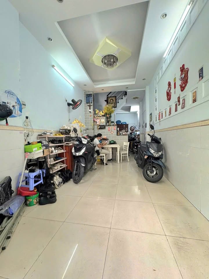 Nhà 4 tầng hẻm xe hơi đường Đồng Đen, Tân Bình 38m² giá 6.2 tỷ - Căn góc thông thoáng!