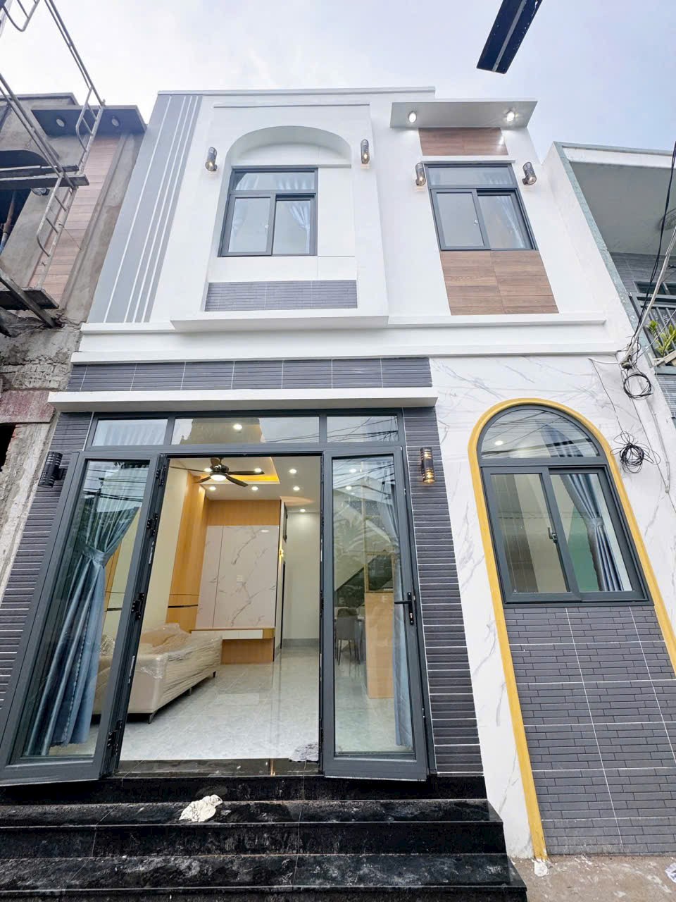 Nhà trệt lầu trục chính hẻm 2 đường 3/2, Cần Thơ - Giá chỉ 2.95 tỷ!