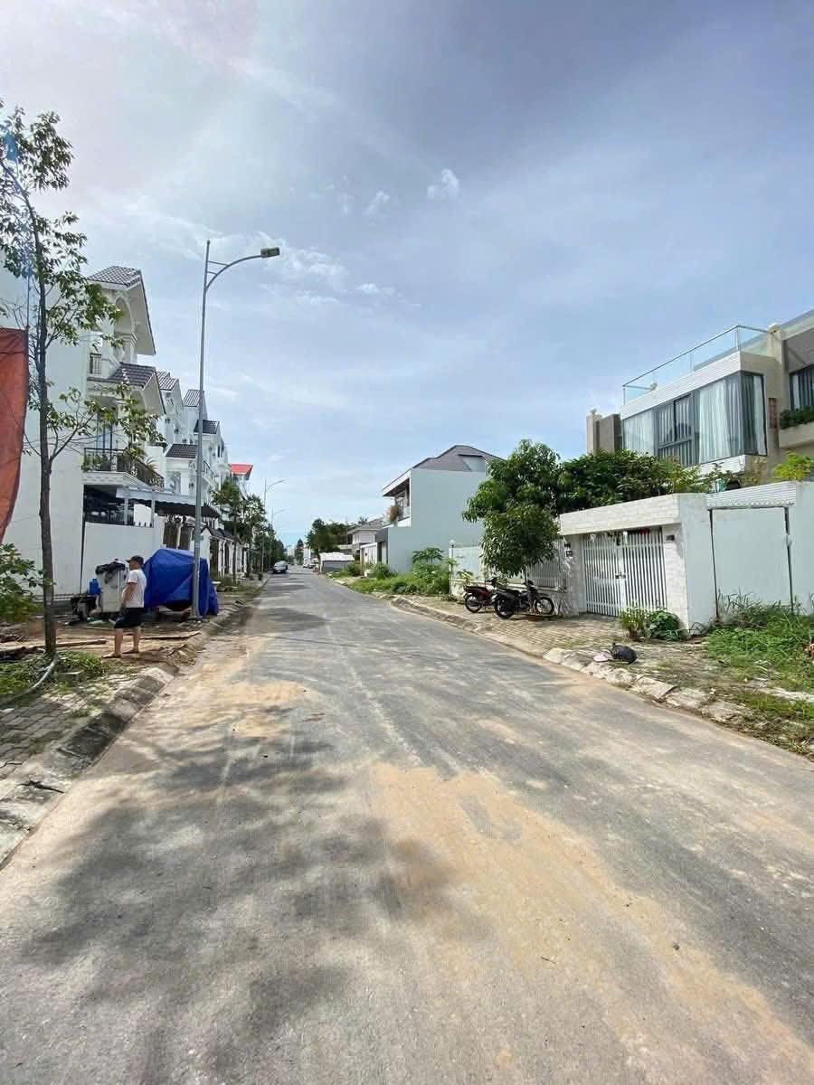 Đất nền mặt tiền khu dân cư Nam Long 200m² giá 8.3 tỷ - Vị trí đắc địa gần Hồ Cảnh Quang!