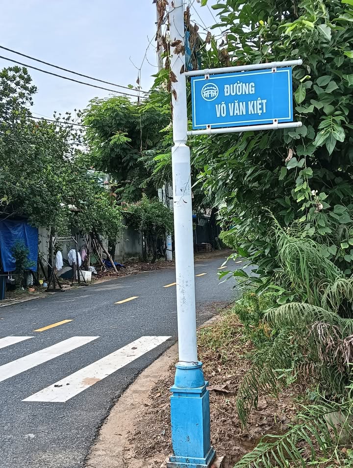 Đất nền đường Võ Văn Kiệt Hội An 125m² giá 2 tỷ - Vị trí dân cư đông đúc!