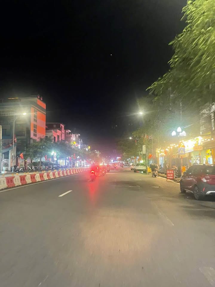 Nhà phố 4 tầng đường Hồ Sen, 62m² giá 6 tỷ - Tiện nghi đầy đủ, ô tô vào tận nhà!