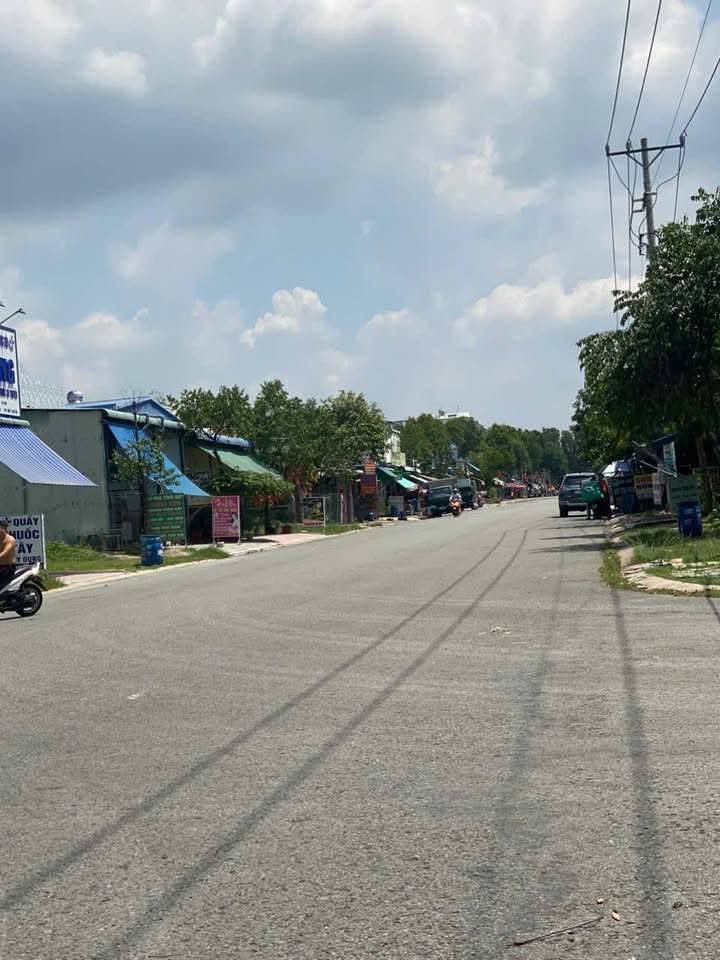 Nhà mặt tiền đường DH3, Bến Cát, 10m² giá 5.6 tỷ - Vị trí kinh doanh lý tưởng!