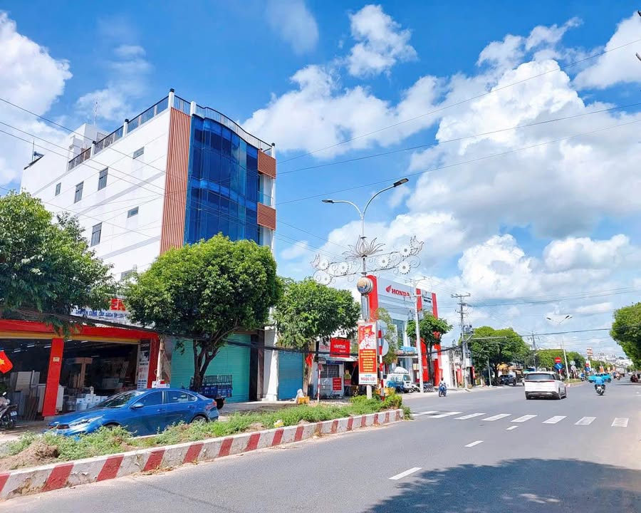 Mặt bằng kinh doanh mặt tiền Cách Mạng Tháng 8, TP. Tây Ninh 215m² giá 9.9 tỷ - Đầu tư sinh lời ngay!