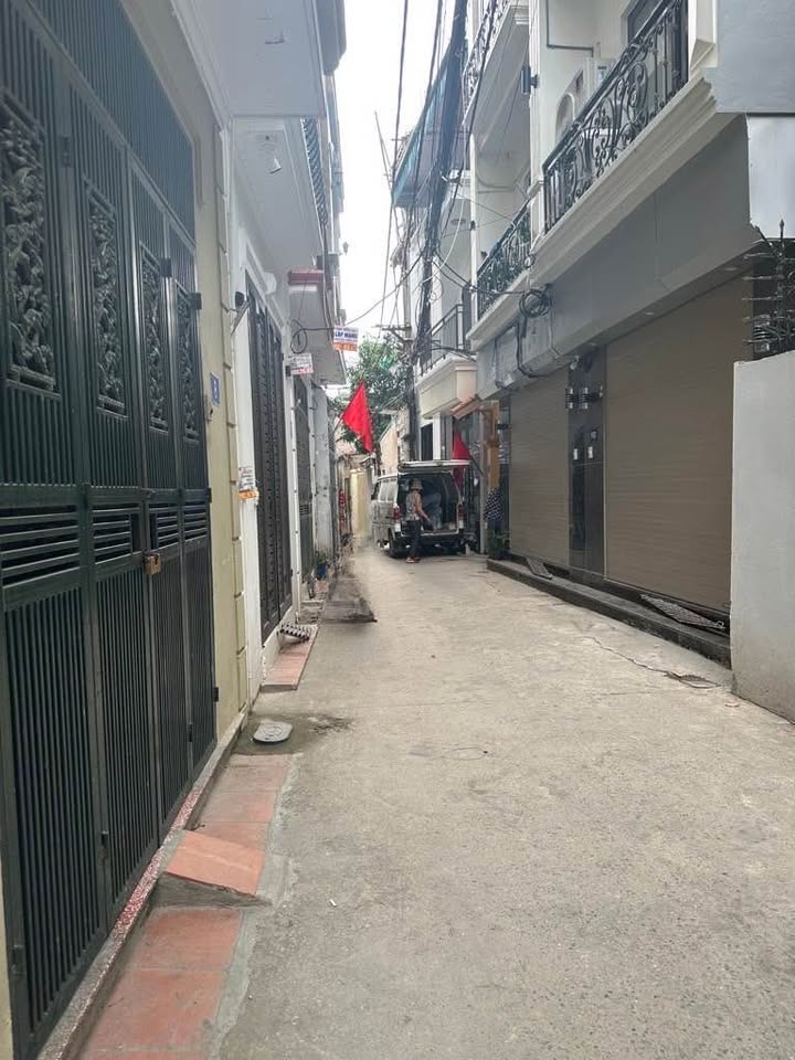 Nhà riêng Lĩnh Nam - Hoàng Mai 42m² giá 8 tỷ - Ô tô đỗ cửa, sổ đỏ chính chủ!