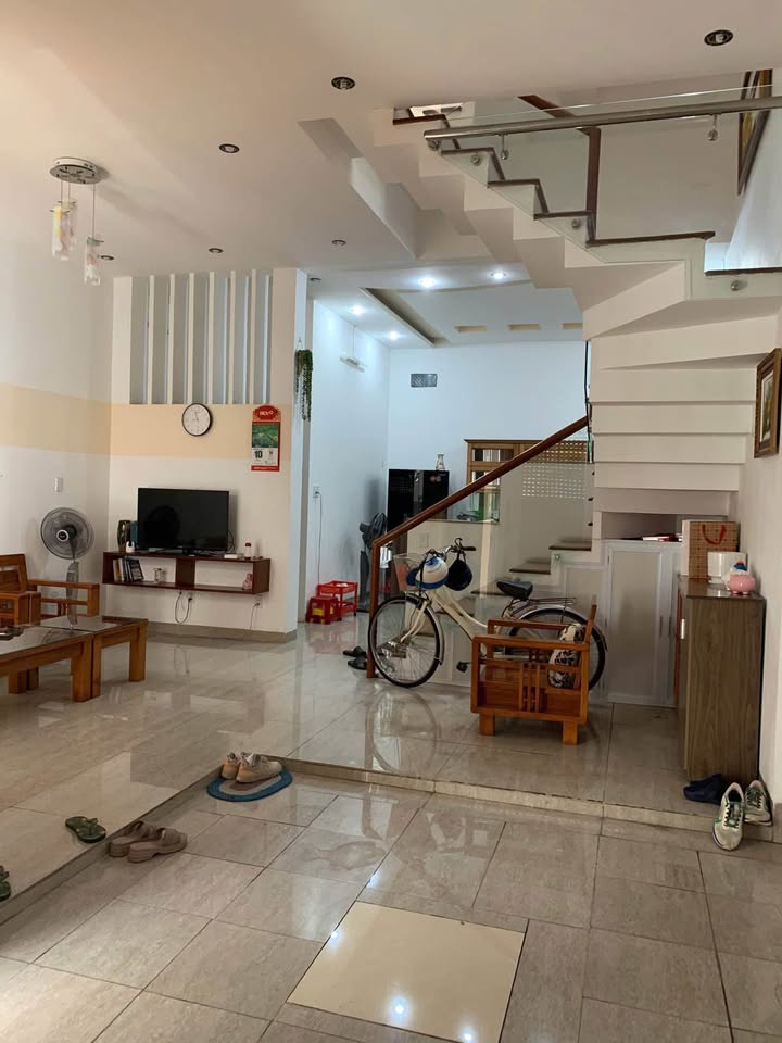 Nhà 3 Tầng Mặt Tiền Đường Thanh Long, Quận Hải Châu, Đà Nẵng - Giá 10 tỷ, Thiết Kế Sang Trọng!