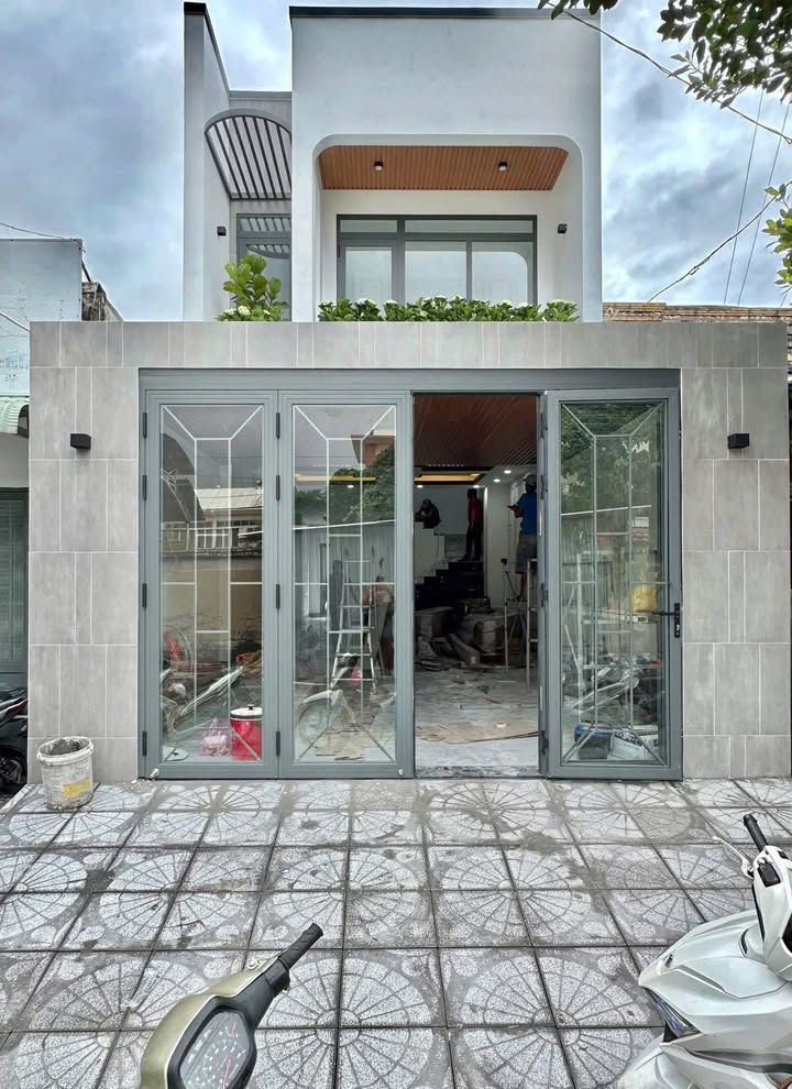 Nhà mặt tiền đường Hồ Thiện Phó Rạch Giá 125m² giá 3.89 tỷ - Sắp hoàn thiện, đối diện trường học!