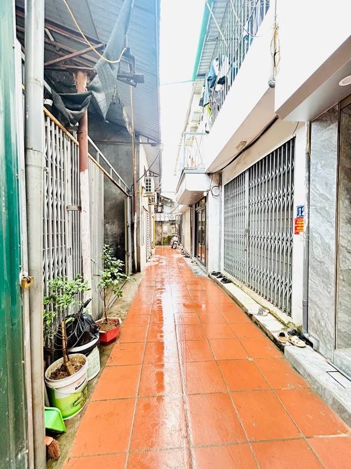 Nhà 2 tầng đường Lĩnh Nam 31m² giá 2.6 tỷ - An ninh tốt, nhiều tiện ích!