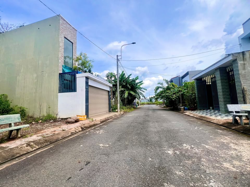 Đất thổ cư 100m² tại chợ Xuân Thanh, Long Khánh - Chỉ 2 tỷ VND!