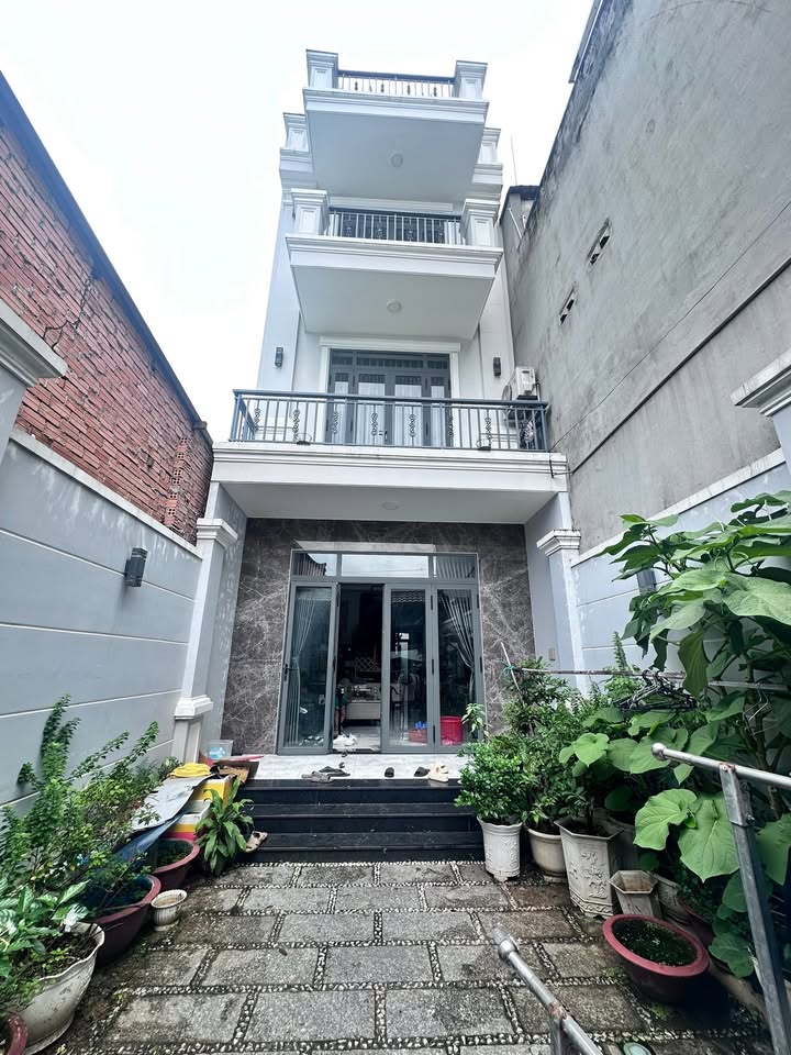 Nhà mặt tiền 3 tầng Tân Hiệp 188m² giá 9 tỷ - Pháp lý sổ riêng chính chủ!