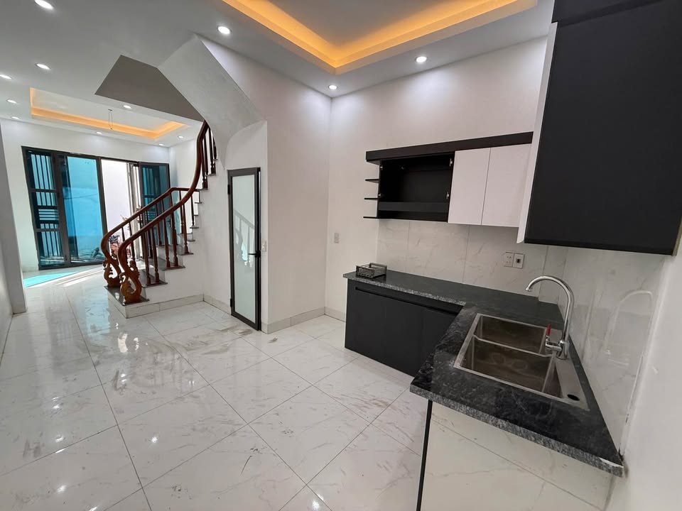 Nhà 3 tầng tại phường Lê Hồng Phong, Thái Bình - Chỉ 1 tỷ, gần chợ tiện ích!