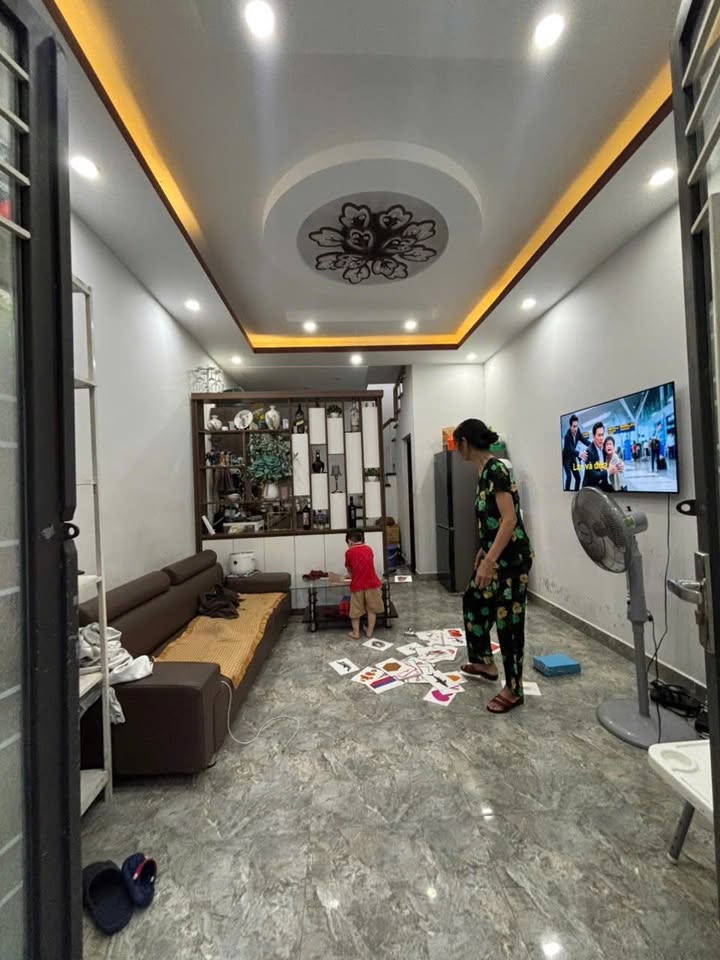 Nhà 3 tầng tại phố Dư Hàng, Hải Phòng 30m² giá 1.96 tỷ - Bìa đỏ chính chủ, nội thất đầy đủ!