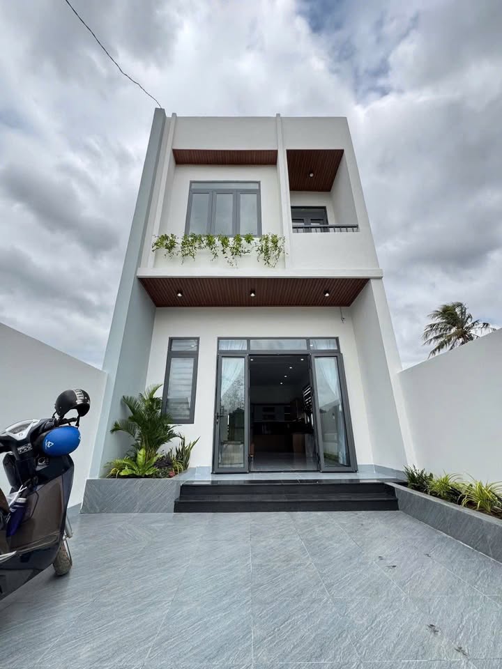 Nhà đẹp 2 tầng Buôn Ma Thuột 125m² giá 2.4 tỷ - Thiết kế hiện đại, gần chợ Ekao!