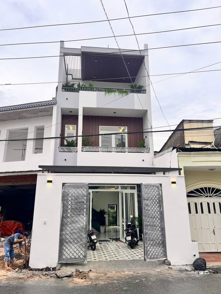 Nhà mặt tiền đường Nguyễn Đức Thiệu, phường Dĩ An, 88m² giá 6.5 tỷ - Full nội thất cao cấp!