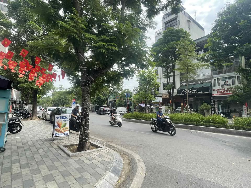 Đất vàng Lạc Long Quân 350m² giá 95 tỷ - Đầu tư sinh lời cao!