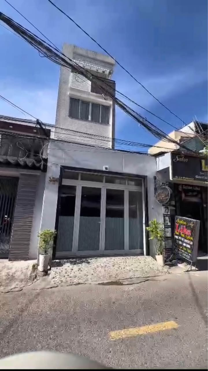 Nhà nguyên căn 3 tầng mặt tiền đường Phương Sài, Nha Trang - Giá thuê chỉ 12 triệu/tháng!