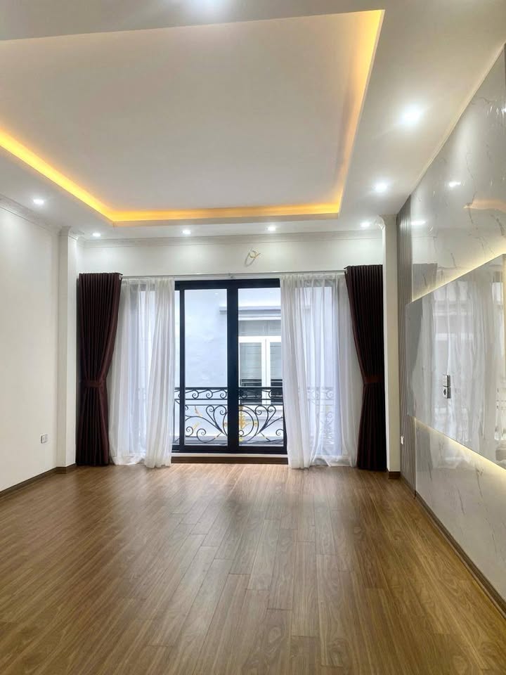 Nhà 6 tầng thang máy tại Hoàng Mai 73m² giá 19 tỷ - Khu dân trí cao, ô tô tránh!