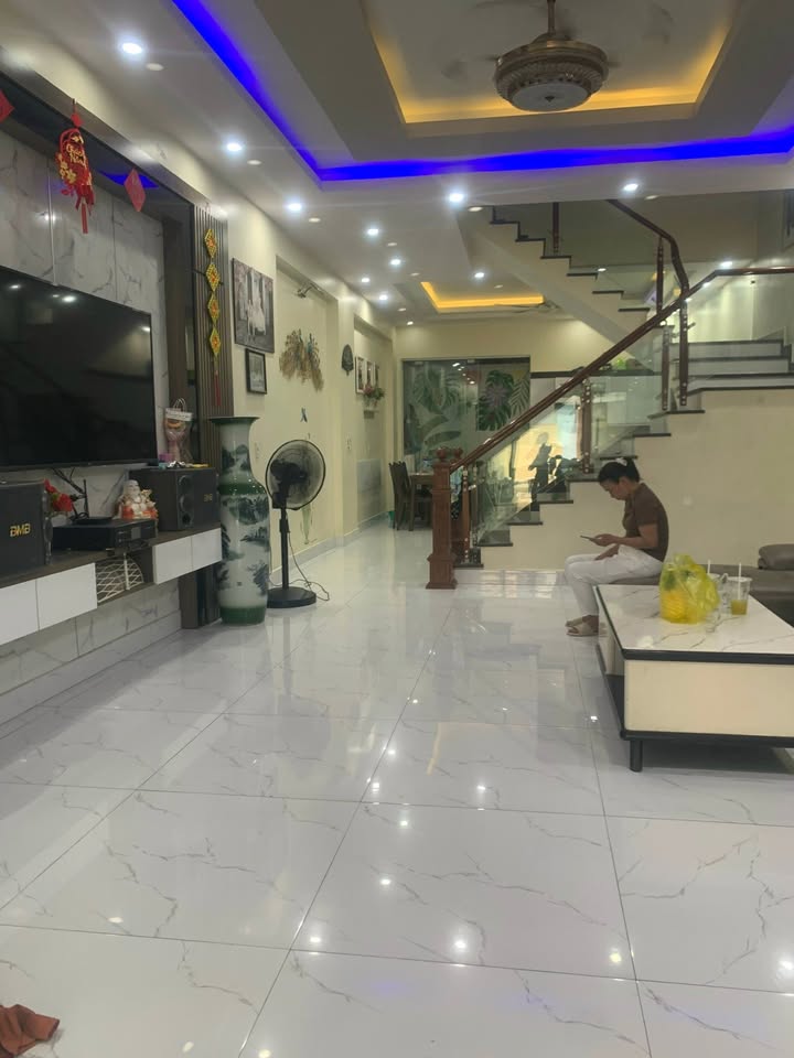 Nhà mặt đường Đằng Hải 120m² giá 7.4 tỷ - Kinh doanh thuận lợi!